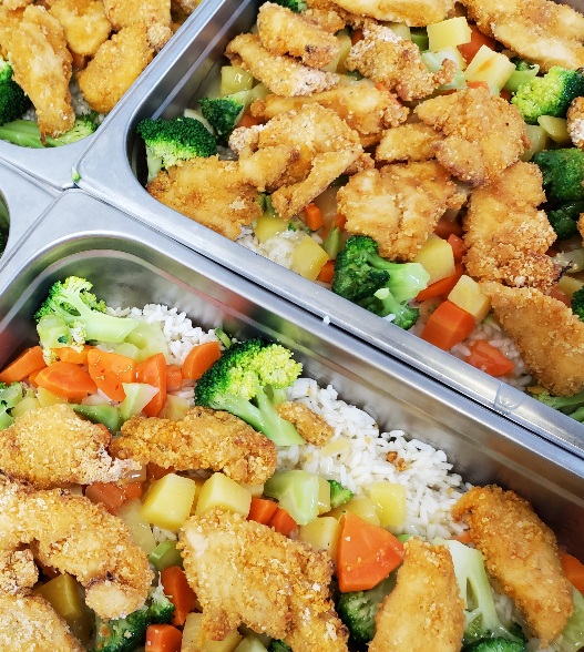 Croquettes de poulet avec riz et légumes