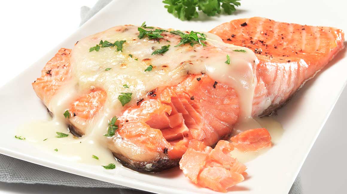 Saumon rôti sauce crémeuse et fines herbes avec riz et légumes