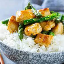 Poulet et asperges avec riz et légumes
