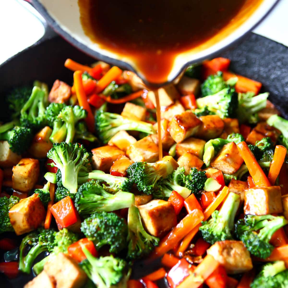 Tofu teriyaki avec couscous et légumes