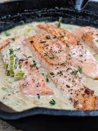 Saumon rôti sauce crémeuse aux poireaux avec couscous et légumes